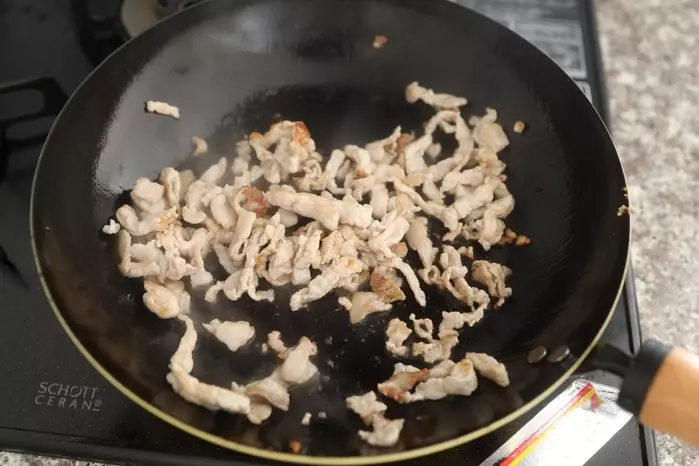豚肉を炒める