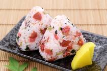 湿気が気になる季節は防腐効果がある梅干しを上手に使いこなして爽やかに過ごしましょう！梅干しで作るソースやドレッシング、いつもの献立に梅干しをプラスした万能レシピをご紹介します。