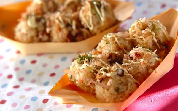 見た目も楽しい！ 子どものおやつにも最適な「タコ焼き風ひとくちおにぎり」