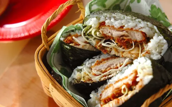 市販のお惣菜を使って作れる、ボリューム満点な「トンカツおにぎらず」