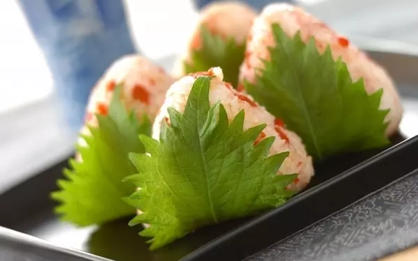 おにぎりのレパートリーが増やせる、サクッと作れる「梅とごま油のおにぎり」