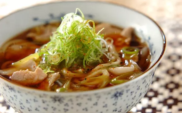 少ない材料なのに美味！　豚肉の旨味が効いた「ポークネギうどん」