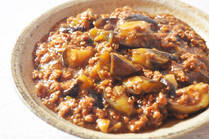 ナスが出まわり始めました。<br />油との相性がよいナスは炒め物にするとトロリとして美味しいのですが、気になるのがカロリー。<br />今回はナスの炒め物を少ない油で作るレシピをご紹介します。