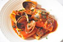 使用するパスタは大きな筒の形が特徴のパッケリです。生地に厚みがあるので濃厚なソースによく合います。今回はパッケリに味をしみこませるために煮込むレシピにしました。