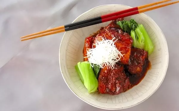 八角入りで本格派、ほろり＆ジューシーな食感の「豚の甘酒角煮」