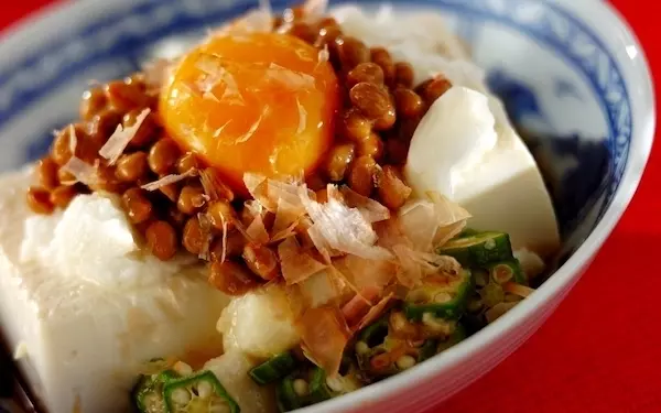 ネバネバと大豆製品で栄養満点！　超簡単に作れる「スタミナ豆腐サラダ」