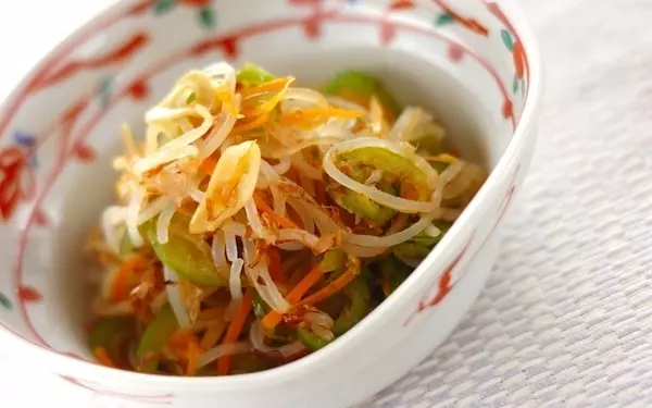 ニンニクを使ってスタミナ風に、元気になる「しらたきのニンニクおかか炒め」