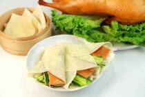 春巻きの皮は予め火が通っているものは生でも食べられるんです！今回はおうちで楽しめる北京ダック風レシピをはじめ春巻きの皮を器に見立てて食べる、色々使える春巻きの皮のアレンジレシピをご紹介したいと思います。