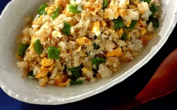ごま油の香ばしさがアクセントに! パパッと作れる「ピーマンとジャコのチャーハン」