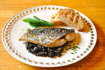 タプナードはブラックオリーブ、ケッパー、アンチョビ、ニンニクがたっぷりと入ったペースト。<br />風味がよく、バゲットやカルパッチョ、ゆでた野菜や卵、ソテーした魚や鶏肉など、シンプルな料理を引き立ててくれます。