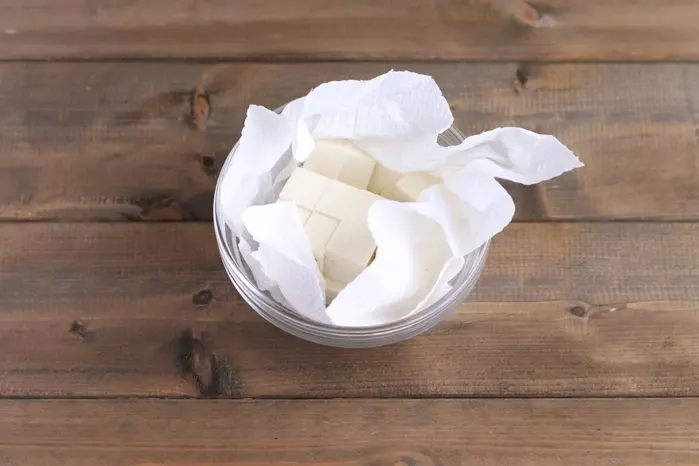 豆腐をカットして水切りする