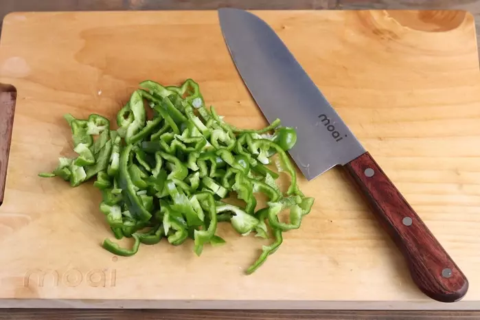 ピーマンをカットする