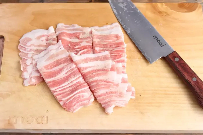 豚バラをカットして塩胡椒する