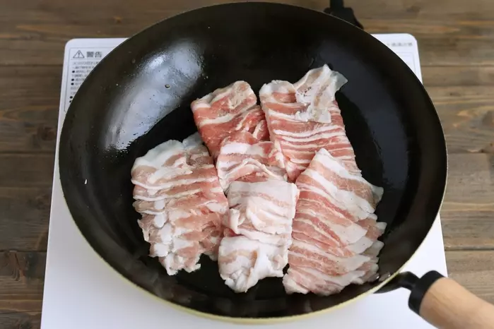 豚バラを炒める