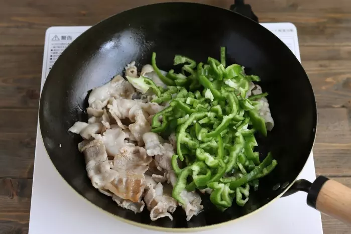 豚バラとピーマンを炒める