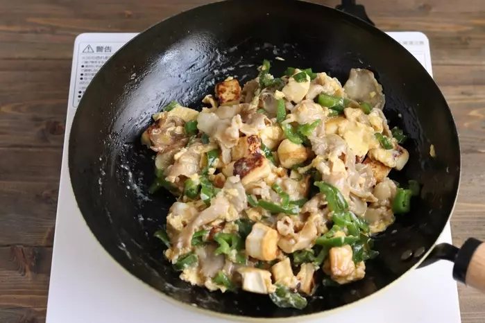 卵が半熟になるまで炒める