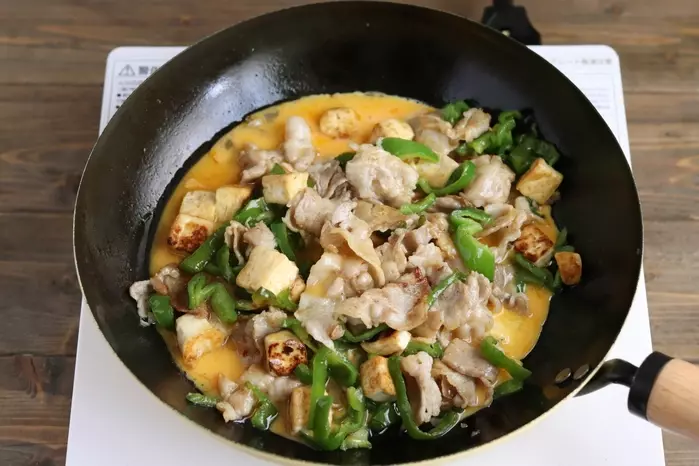 卵を加えて炒める