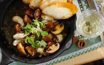 オリーブオイルとニンニクで食材を煮込んだスペイン料理「アヒージョ」。魚介や野菜など、さまざまな具材の旨味たっぷりの料理で、バケットを添えるのが一般的です。そんなアヒージョの本格的なレシピのほか、簡単レシピ、キャンプにピッタリなレシピなどを26選ご紹介。お気に入りのアヒージョを作って、おうちバル