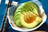 「アボカドだけ」でできる簡単人気レシピ10選 副菜にもおつまみにも【材料1つで完成するおかず】