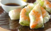 生春巻きは、フォーと並ぶベトナムを代表する料理。彩り鮮やかで、さまざまな具の組み合わせを楽しめます。そんな生春巻きを自宅で作ってみませんか？　今回は、プロが伝授する生春巻きレシピと食べやすい和風ソースの作り方、ライスペーパーの巻き方のほか、定番からアレンジまでオススメの生春巻きレシピをご紹介します。