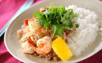 タイ料理に欠かせない調味料「ナンプラー」。独特の風味と香りが特徴で、少し料理に加えることで、簡単にエスニック風にアレンジできます。今回は、そんなナンプラーの味や栄養素、代用品のほか、ナンプラーを使った極上レシピを20選ご紹介。