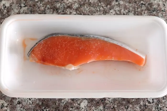 鮭に酒と塩をふる