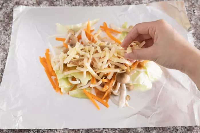 チーズをかける