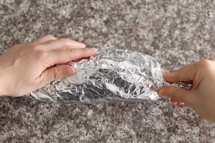 アルミホイルで包む