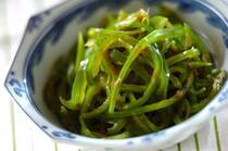 簡単でお箸が止まらない「無限ピーマン」は、何を作ろうか迷った時の副菜にピッタリです。今回はこれさえ覚えておけば副菜に困らない！無限ピーマンの丁寧な作り方とアレンジレシピをご紹介します。