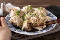 「しいたけシュウマイ！？」と意外なコラボに驚いたかもしれませんが、これ、本当に信じられないくらいうま味が凝縮していてヤバうまなんです。レンチンで簡単にできるのも魅力の1つ♪