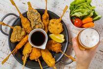 お給料日前などは、おうちで楽しめる串カツがおすすめです。今回は串カツの基本的な作り方からアレンジレシピまでアイデア溢れる簡単「串カツ」レシピをご紹介します。