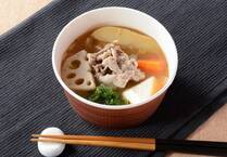 10月11日（火）にローソンから発売されたばかりの豚汁専門店ごちとん監修の「ごろごろ野菜のごちそう豚汁」（430円 税込）にご飯と漬物があれば一人飯の献立完成！ちょい足しアレンジもできます。