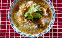 ご飯にお茶やだしをかけて食べる「お茶漬け」は、日本独自の食文化です。お茶漬けのルーツは平安時代までさかのぼるとか。冷えたご飯にお湯をかける「湯漬け」が進化してお茶漬けになったそうです。今回は、そんな日本の伝統的な食事とも言える、お茶漬けレシピ26選をご紹介します。