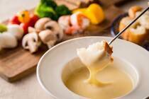 大人から子どもまで楽しめる「チーズフォンデュ」本格派から変わり種までアイデア具材などみんなが楽しめる人気のチーズフォンデュレシピをご紹介します。