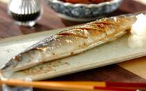 秋のご馳走のひとつ「サンマ」。脂がのったサンマをシンプルに塩を振って焼くだけの「サンマの塩焼き」は人気のレシピです。そこで今回は、生サンマの選び方から基本的なサンマの塩焼きの作り方、サンマを使ったオススメレシピなどをご紹介します。