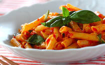 ピリッとした辛味とトマトの酸味、ニンニクの香りが美味しいハーモニーを奏でる「アラビアータ」は、イタリアの定番ソースのひとつです。そんなアラビアータパスタを自宅で作ってみませんか？