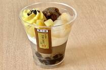 11月1日（火）セブンから発売されたコンビニスイーツ「伊藤久右衛門監修　みたらしとお芋のほうじ茶パフェ」の内容を詳しくレポートします。ほうじ茶好きにはたまらない一品です。