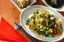 お昼ご飯何にしようと悩んだ時は、手軽に作れる焼きそばはいかがですか？残った野菜やお肉を入れて具沢山に仕上げれば一品で満足のお手軽ランチが完成します。今回は失敗しない基本の焼きそばやオイスターソースで作る本格派、ワールドワイドな世界の焼きそばなど、簡単で飽きない焼きそばレシピをご紹介します！