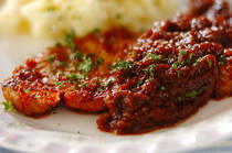 洋食屋さんで人気の「ポークチャップ」。ケチャップソースで炒めたポークが美味しく白いご飯に良く合います。少ない材料で作れて忙しい日に重宝するレシピです。今回は、基本のポークチャップの作り方はもちろん、お手軽な豚コマ肉やポーク以外のケチャップソースアレンジをご紹介します。