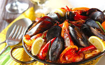 彩り鮮やかで、手が込んでいるように見えるスペイン料理。しかし、想像しているよりも簡単に自宅で作ることができます。今回は、本場の味を再現できるレシピと、スペイン風のアレンジレシピを16選ご紹介。