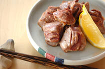 コスパ最高な「砂肝」は下処理が難しそうですが、実は下処理はとっても簡単！砂肝は鉄分や亜鉛が豊富で低カロリーで糖質ゼロのヘルシー食材。美肌のために食べておきたい食材の一つです。今回は砂肝の下処理から簡単に作れるおつまみ副菜など焼く・揚げる・煮る・和える簡単レシピをご紹介します