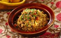 インド発祥のキーマカレー。「キーマ」とはヒンディー語・ウルドゥー語で「細かいもの」という意味で、細かく刻んだ野菜やひき肉を使うのが主流です。ひとくちにキーマカレーといっても、肉の種類や合わせる野菜、調味料によって、さまざまな味わいを楽しめます。