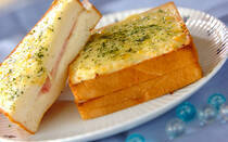 冷めても美味しいクロックムッシュは、忙しい朝の時間を豊かにしてくれるトーストです。ボリューミーで食べ応えがあるのも魅力。甘じょっぱい味わいで、くせになりますよ。そこで今回は、クロックムッシュの作り方から、クロックマダムとの違い、簡単アレンジレシピ、クロックマダムの作り方などをご紹介。