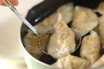 寒い冬に活躍してくれるつるんと美味しい水餃子。具材を変えれば色々楽しめ、スープ仕立てやお鍋などアレンジが色々あります。今回は、水餃子の基本的な作り方をはじめ、水餃子の具材アレンジやスープ仕立ての水餃子、メインになる餃子鍋など水餃子のアレンジレシピを21選ご紹介します