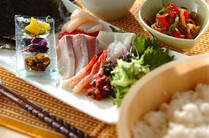 人が集まるシーズンに大活躍するのが「手巻き寿司」今回は定番の具材から子どもが喜ぶマヨネーズ系、そしてあっと驚く変わり種まで手巻き寿司オススメ具材と巻き方アイデアをご紹介します！