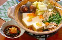 寒くなると活躍する出番が増えるお鍋。その中で材料少なくヘルシーなのが「湯豆腐」です。<br />今回はそんな湯豆腐の基本の作り方から少し変わった具材の湯豆腐、そしてタレにこだわった湯豆腐レシピをご紹介します！