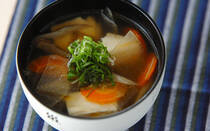 寒い季節は、心身がホッと温まるような食べ物が恋しくなりますよね。大根やニンジンといった野菜を油で炒めてから煮込む「けんちん汁」を作って食べるのも良さそうです。そこで今回は、けんちん汁の歴史から基本的な作り方、一緒に食べたいおかずレシピもたっぷりとご紹介します。