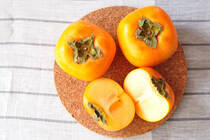 秋冬に旬を迎える果物の中で一番ビタミンCが含まれているのは、実は柿なんですよ。近年、柿に含まれるシトルリンとGABAは、加熱をすると増えることが明らかになりました。私がこの時期によく朝食で食べるのが、柿トーストです。