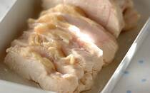 そのまま食べても美味しく、料理の具材としても使える「サラダチキン」。しっとり柔らかで食べやすいのが魅力です。今回は、作り置きできるサラダチキンの作り方のほか、10分以内で作れる、中華、エスニック・アレンジレシピ【10選】もあわせてご紹介！