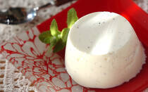 ぷるんとした食感で濃厚な味がたまらないパンナコッタ。カフェで食べたり、スーパーなどで購入することが多いデザートだと思いますが、おうちでも簡単に作ることができます。そこで今回は、パンナコッタの作り方をはじめ、調理時間15分以内、お茶系・カフェ風、アレンジレシピといった幅広いパンナコッタレシピをご紹介！